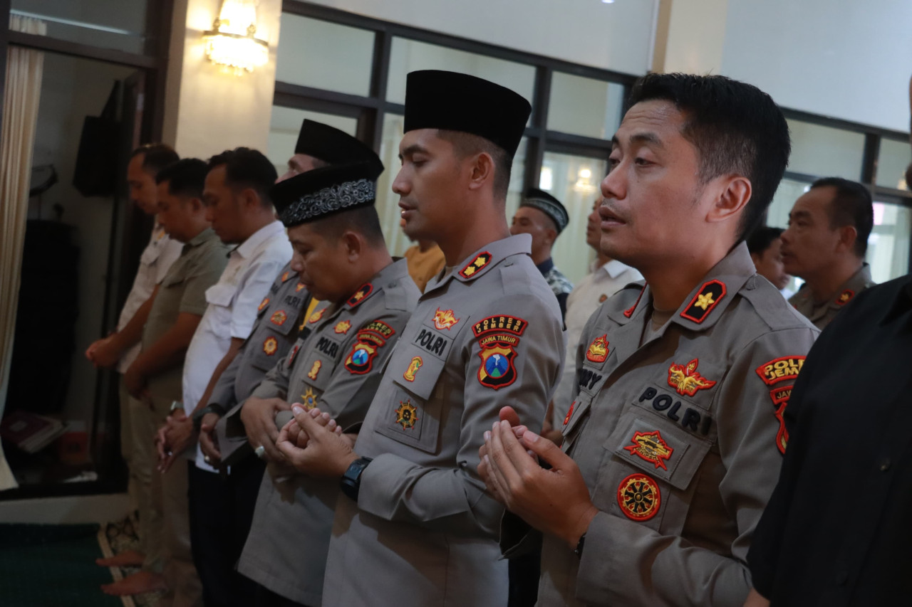 Polres Jember saat menggelar salat gaib. (Foto: Humas Polres Jember)