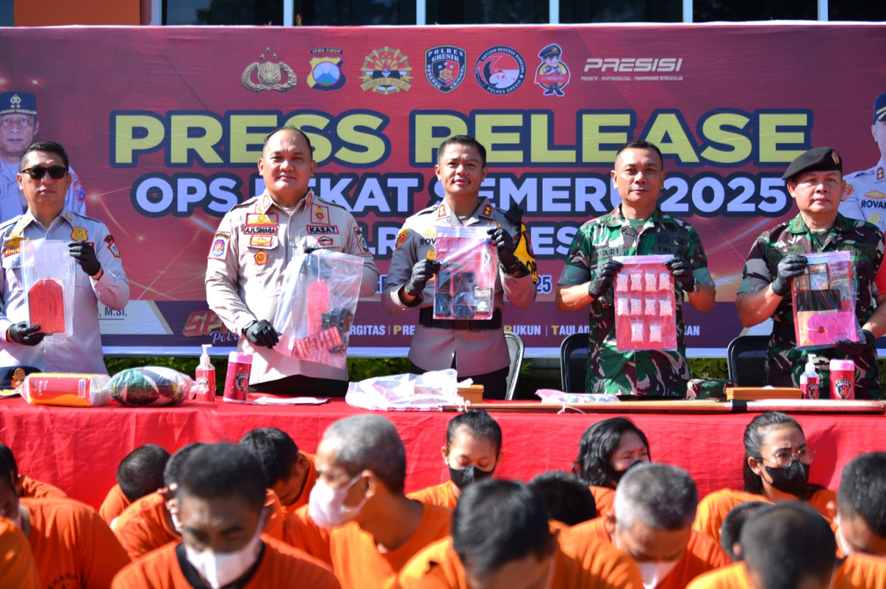 Konferensi pers terkait hasil pelaksanaan Operasi Pekat Semeru 2025 Polres Gresik, Kamis (20/3/2025).