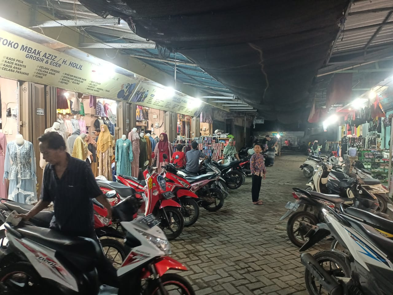 Suasana pasar tradisional tempat berburu baju Lebaran (Foto: Ulum/jatimnow.com)