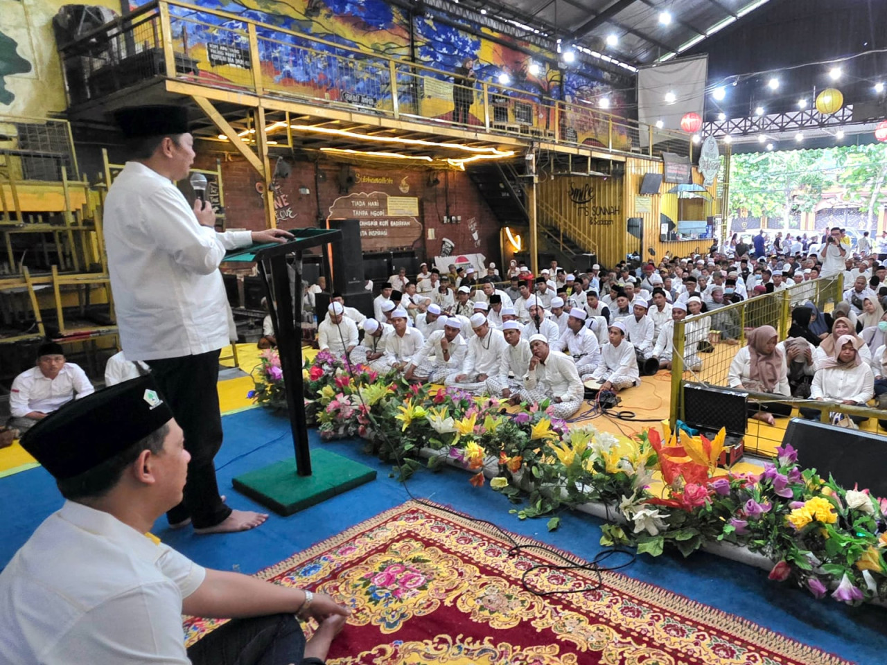 Adies Kadir Bagikan 10 Ribu Paket Sembako di Surabaya dan Sidoarjo