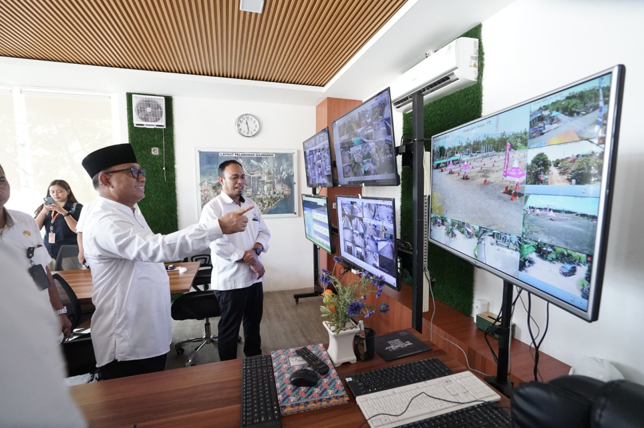 Wabup Banyuwangi, Mujiono memantau arus mudik di Pelabuhan Ketapang. (Foto: Kominfo Pemkab Banyuwangi for jatimnow.com)