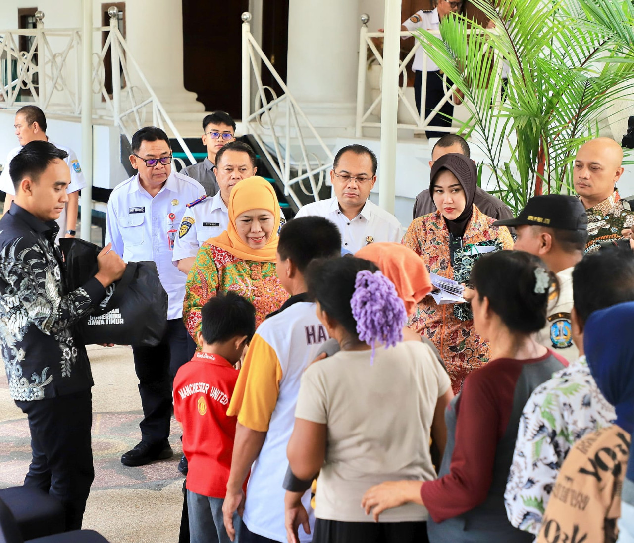 Warga antre menerima sembako dari Gubernur Khofifah (foto: Humas Pemprov Jatim for jatimnow.com)