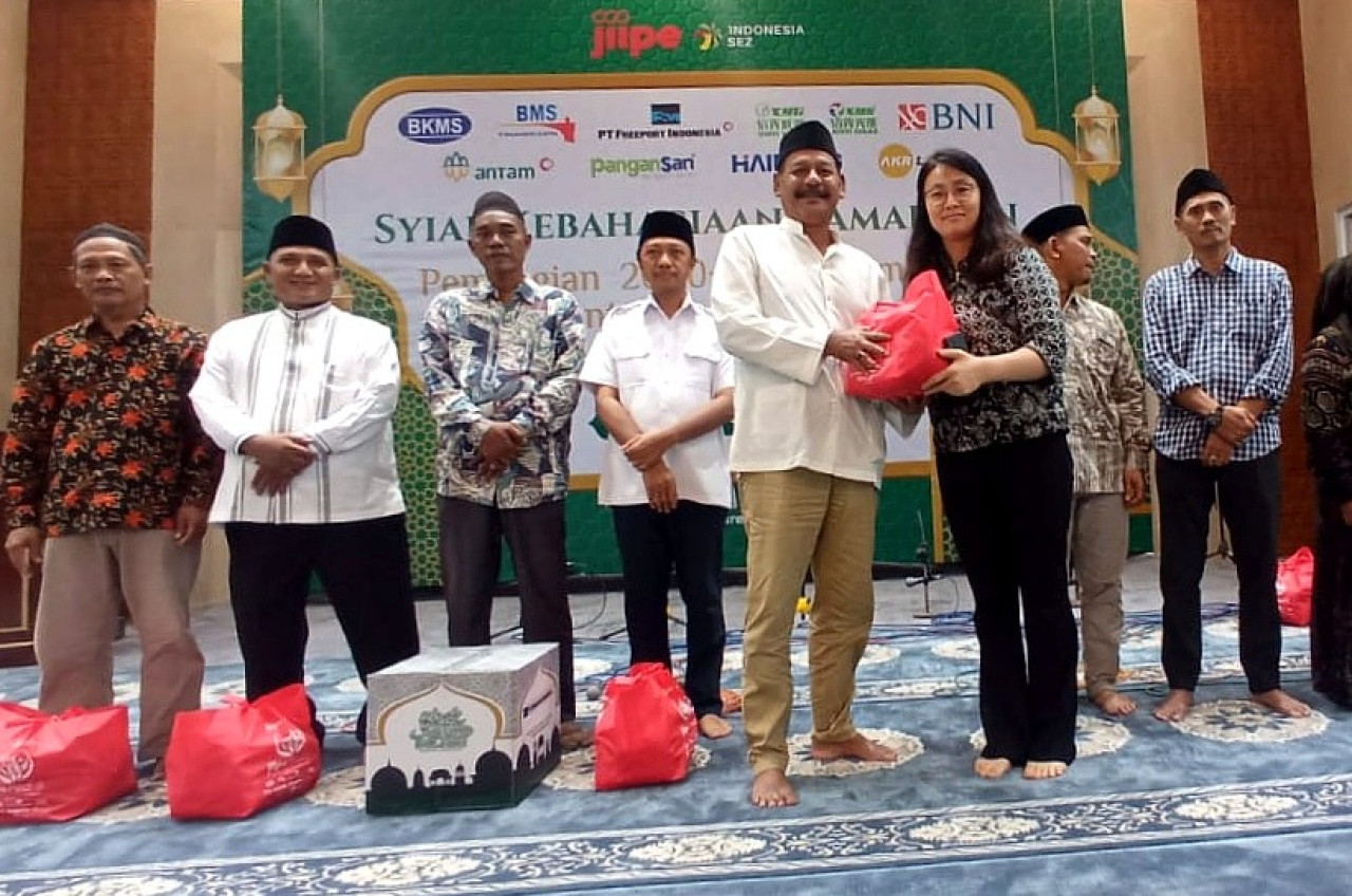 Jelang Lebaran, JIIPE Bagikan Ribuan Paket Sembako untuk Warga Sekitar