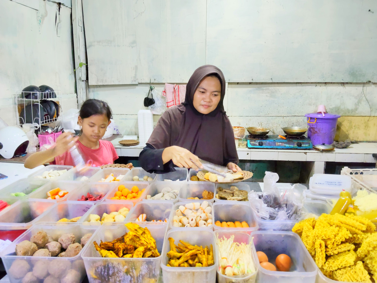 Kedai Seblak Prasmanan Arka yang terletak di Juwet Kenongo, Porong, Sidoarjo. (Foto:  Ahaddiini HM/jatimnow.com)
