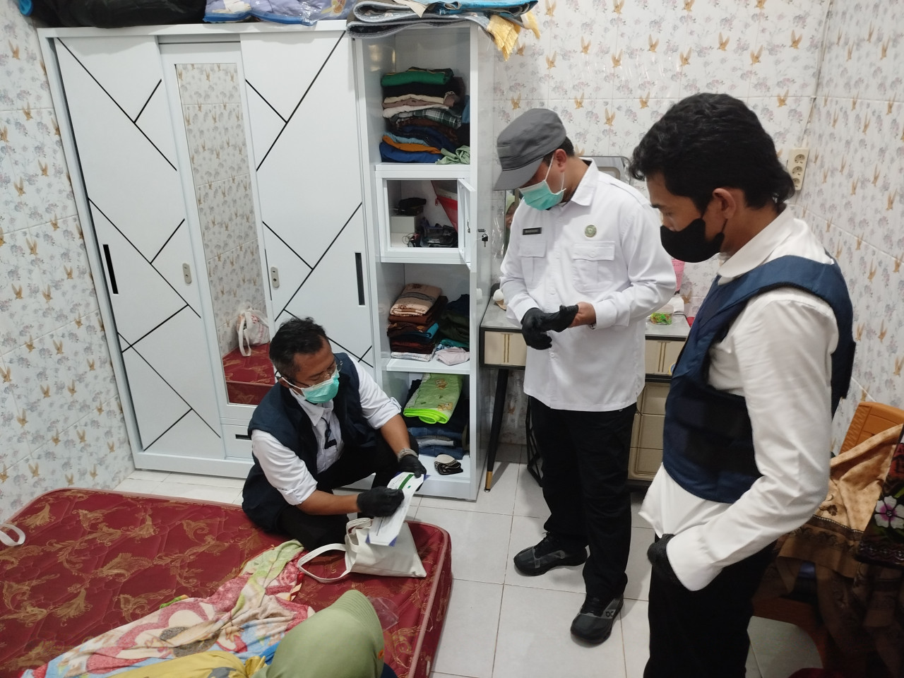 Proses penggeledahan yang dilakukan BNNP Jatim. (Foto: Fathor Rahman/jatimnow.com)