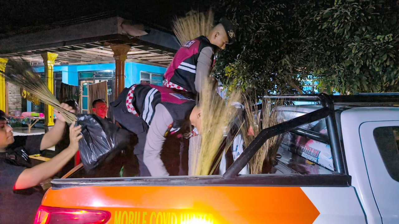 Penggerebekan rumah warga di Desa Keleyan. (Foto: Fathor Rahman/jatimnow.com)