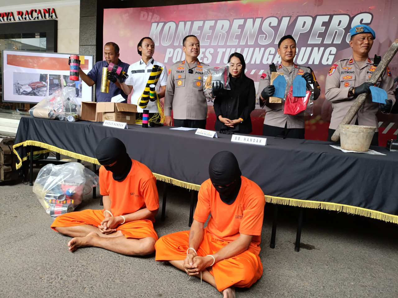 Para tersangka saat diamankan Polres Tulungagung. (Foto: Bramanta Pamungkas/jatimnow.com)