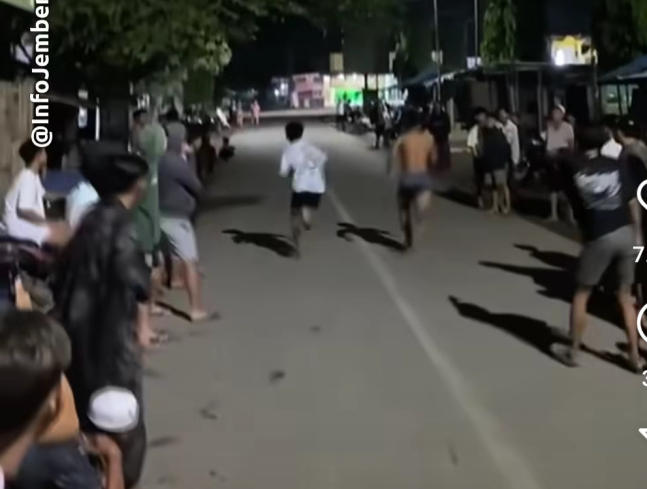 Balap lari jelang sahur di Kasiyan Puger. (Foto: tangkapan layar akun info jember)