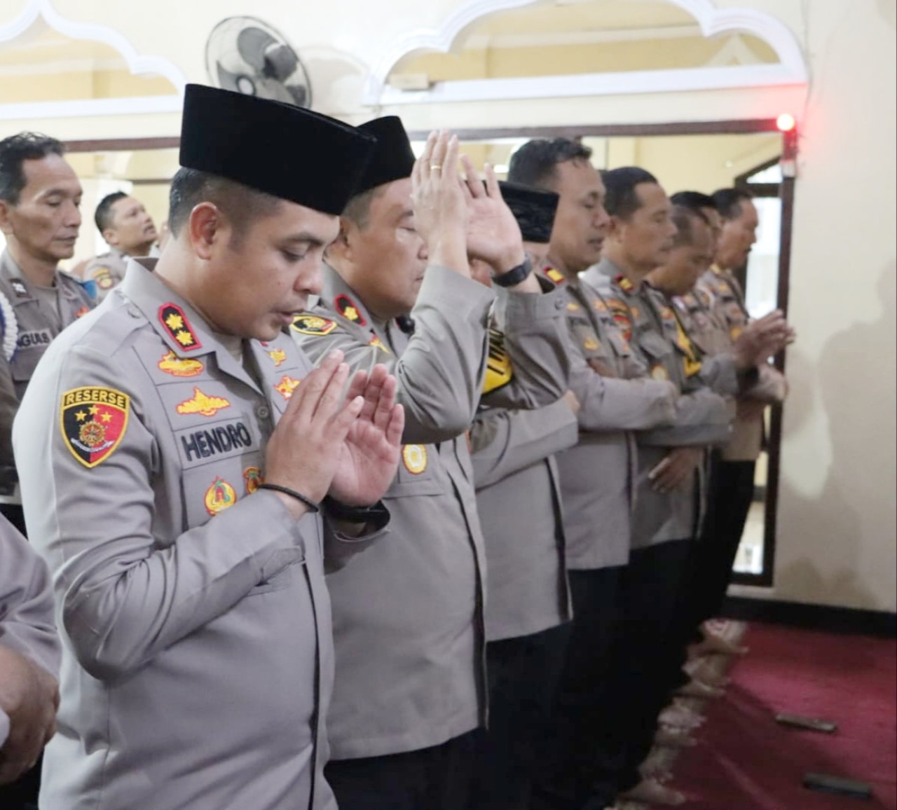 Salat gaib yang digelar di Polres Bangkalan (Foto: Fathor Rahman/jatimnow.com)