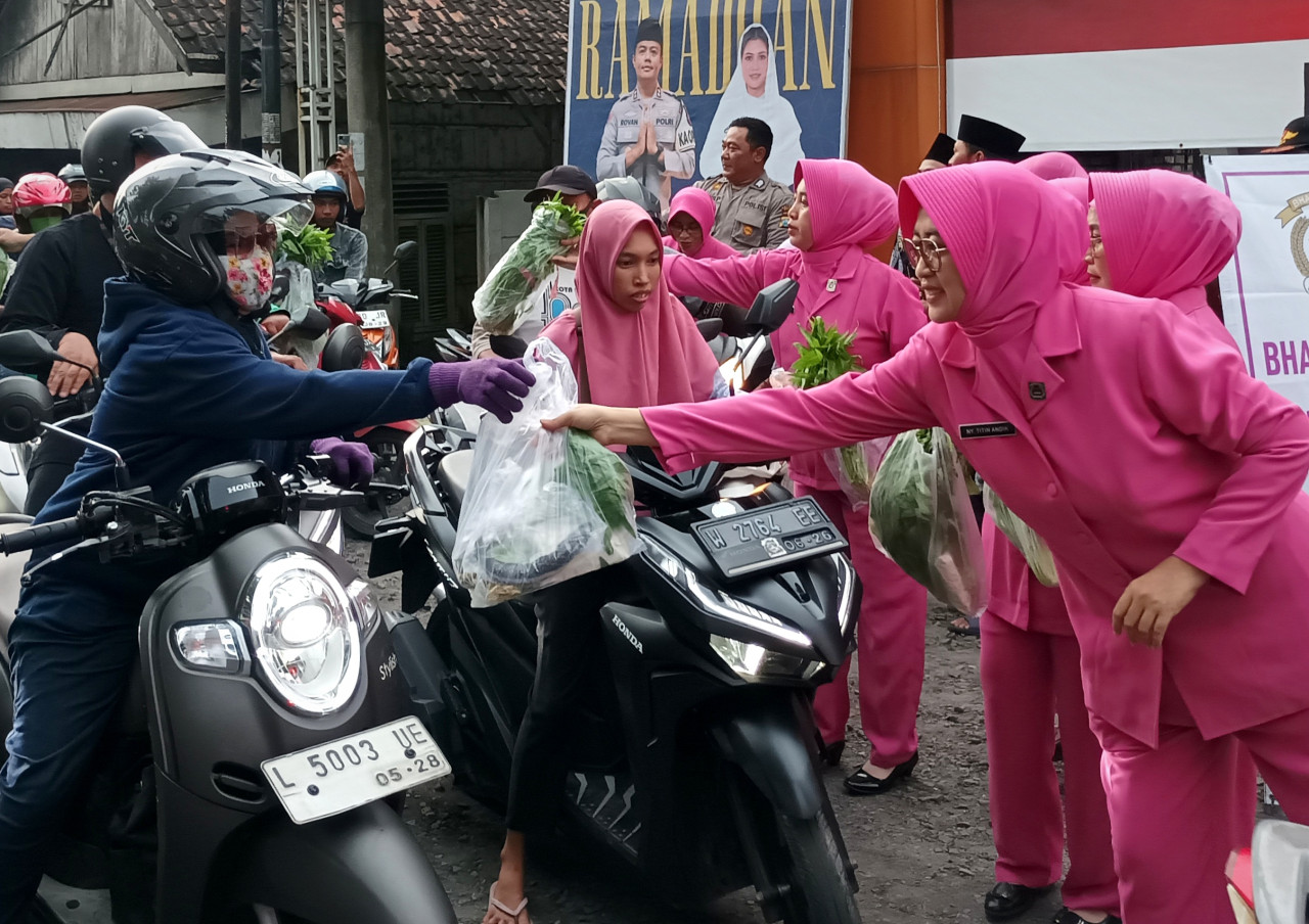 Unik, Polsek Cerme Bagi-bagiTakjil Berisi Lele dan Sayuran