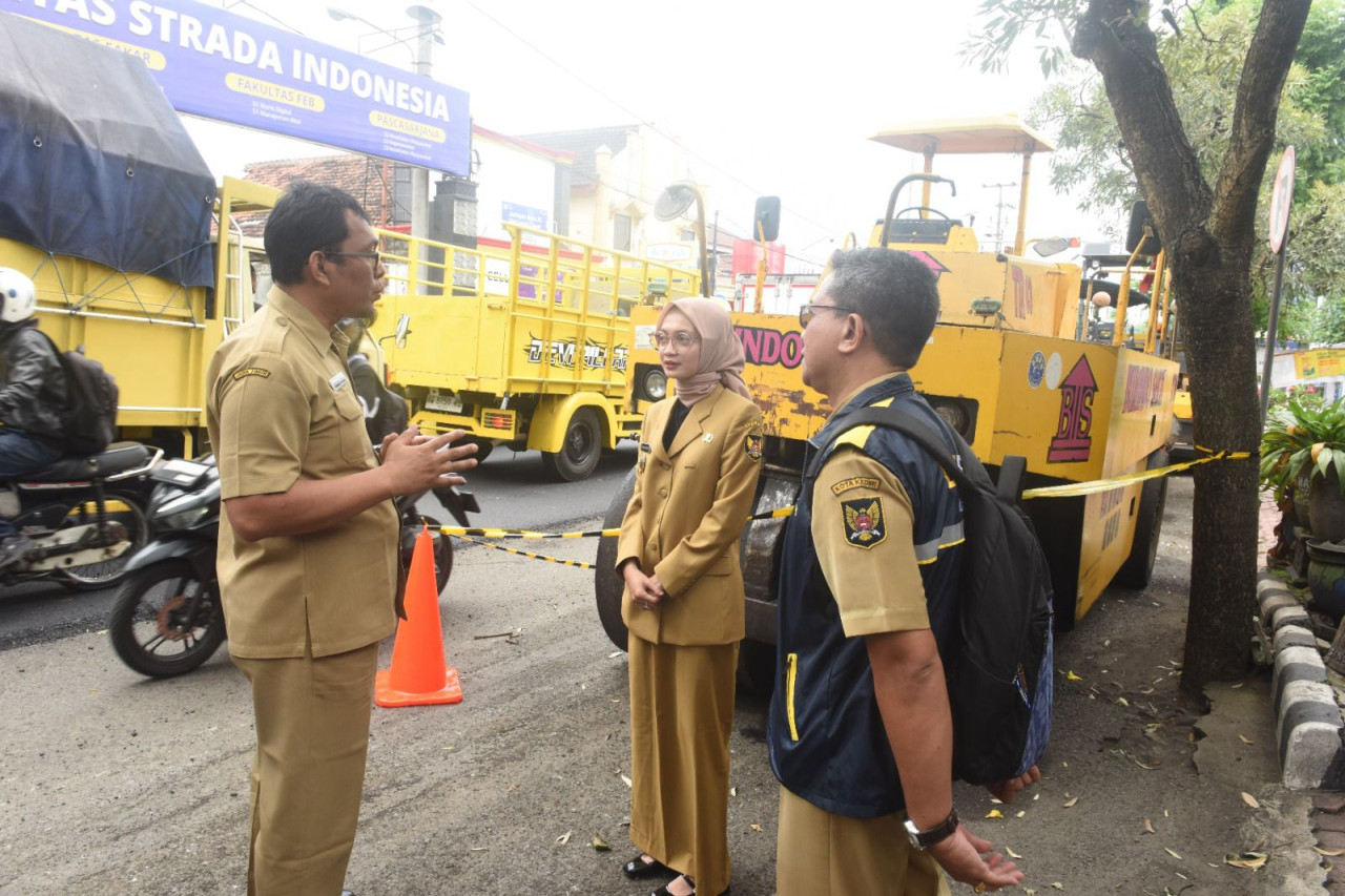 Vinanda saat meninjau perbaikan jalan di MT Haryono. (Foto: Pemkot Kediri/jatimnow.com)
