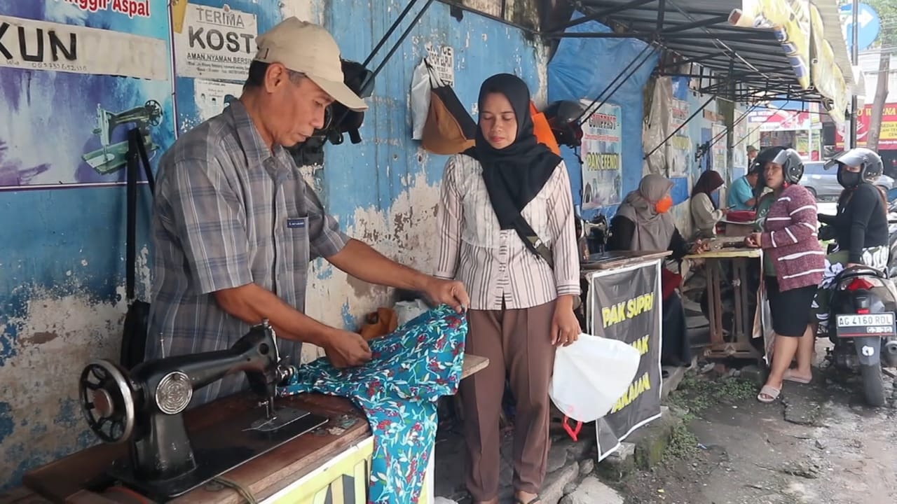 Tukang permak di Tulungagung mulai kebanjiran order. (Foto: Bramanta Pamungkas/jatimnow.com)