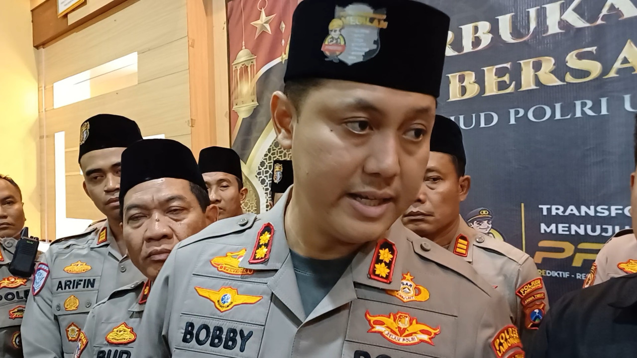 Kapolres Lamongan, AKBP Bobby saat memberikan keterangan perihal kapal meledak. (Foto: Adyad Ammy Iffansah/jatimnow.com)