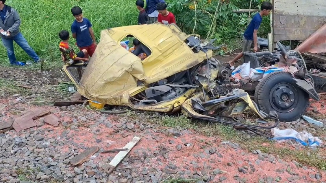 Bangkai truk pupuk usai terlibat kecelakaan dengan KA Kertanegara. (Foto: Yanuar Dedy/jatimnow.com)
