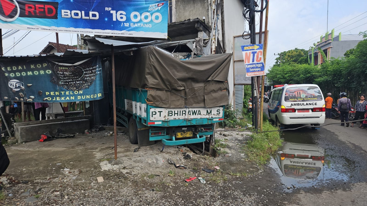 Truk Tabrak Motor dan Rumah di Tulungagung, Korban Tewas Terjepit