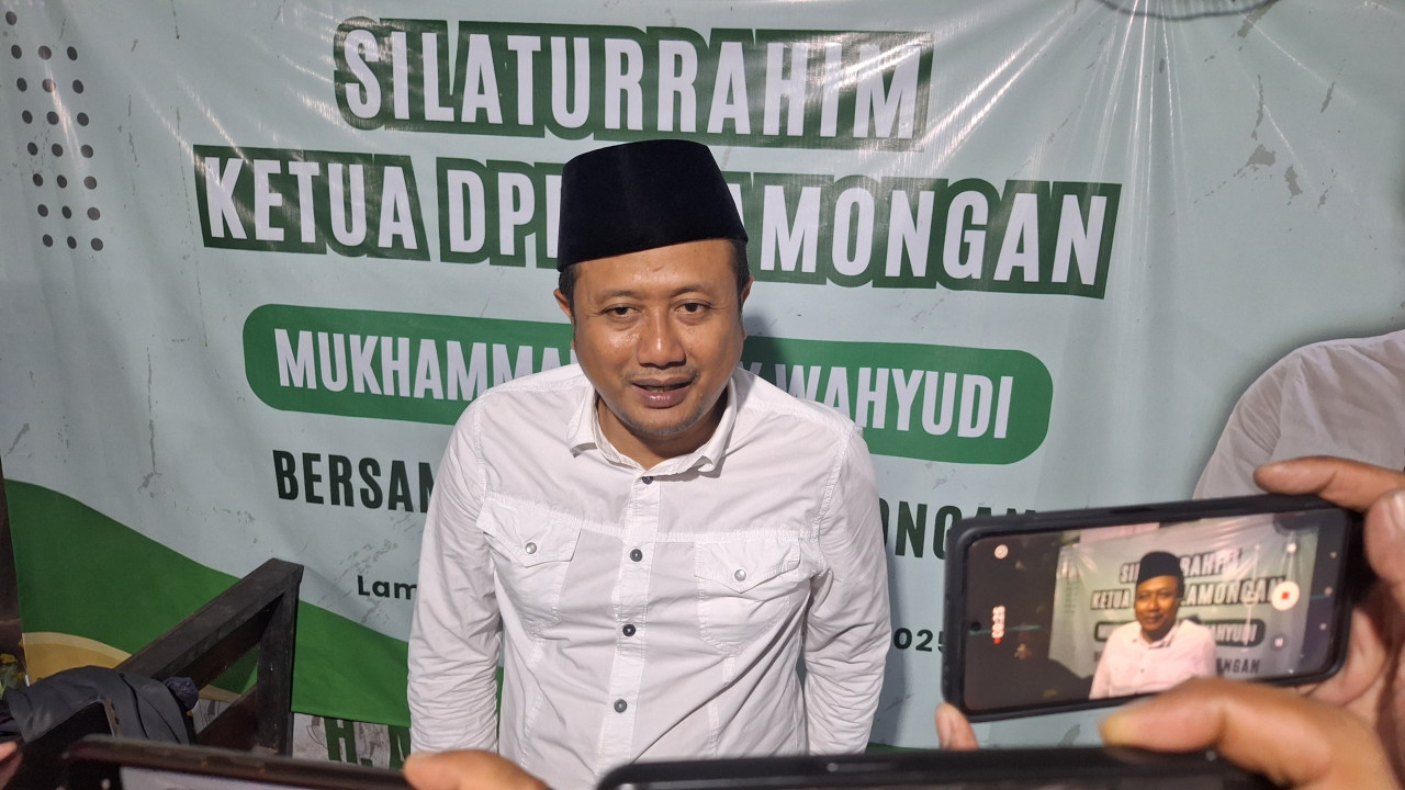 Ketua DPRD Lamongan, M. Freddy Wahyudi saat merespon dugaan tindakan asusila. (Foto : Adyad Ammy Iffansah/jatimnow.com)