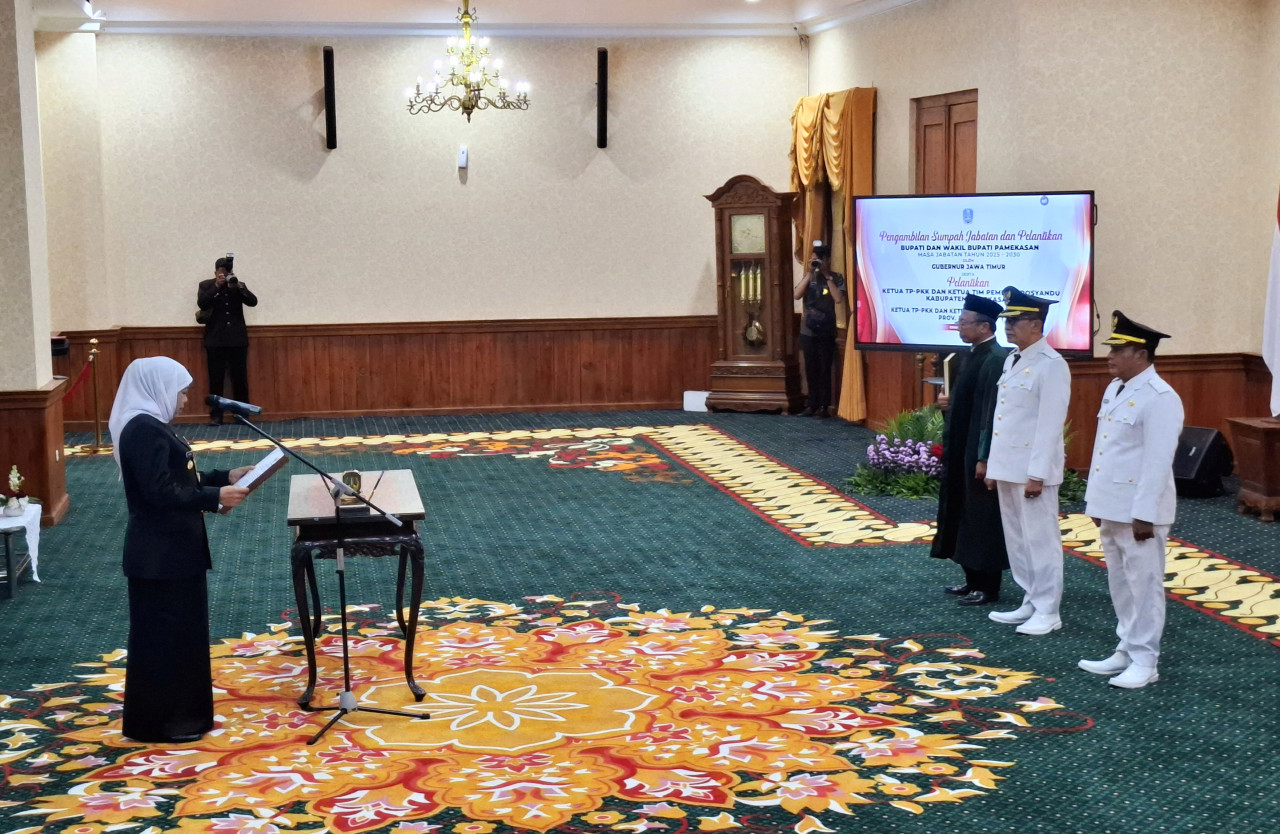 Khofifah lantik Kholil-Sukri di Grahadi Surabaya (foto: Ni'am/jatimnow.com)