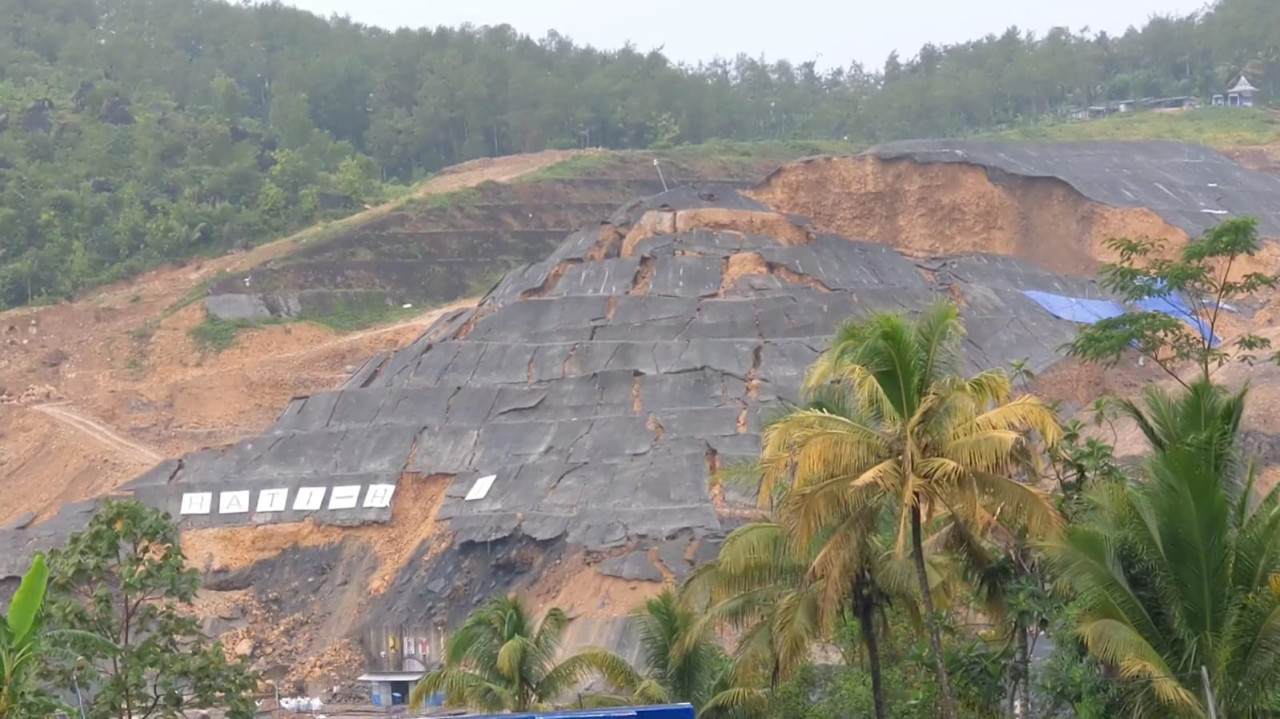 Kondisi longsor di Bendungan Bagong, Trenggalek. (Foto: Bramanta Pamungkas/jatimnow.com)
