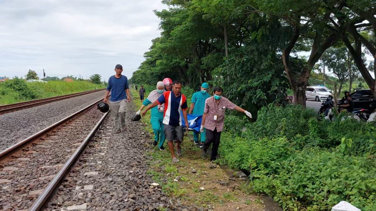 Evakuasi mayat terbelah di Rel KA Lamongan. (Foto : Adyad Ammy Iffansah/jatimnow.com)