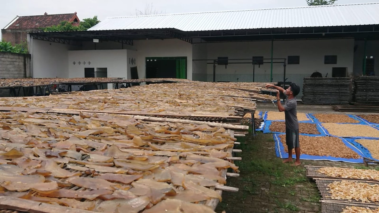 Pekerja kerupuk rambak di Tulungagung. (Foto: Bramanta Pamungkas/jatimnow.com)
