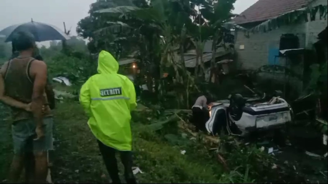 Mobil yang tertabrak kereta api di Blitar. (Foto: Bramanta Pamungkas/jatimnow.com)