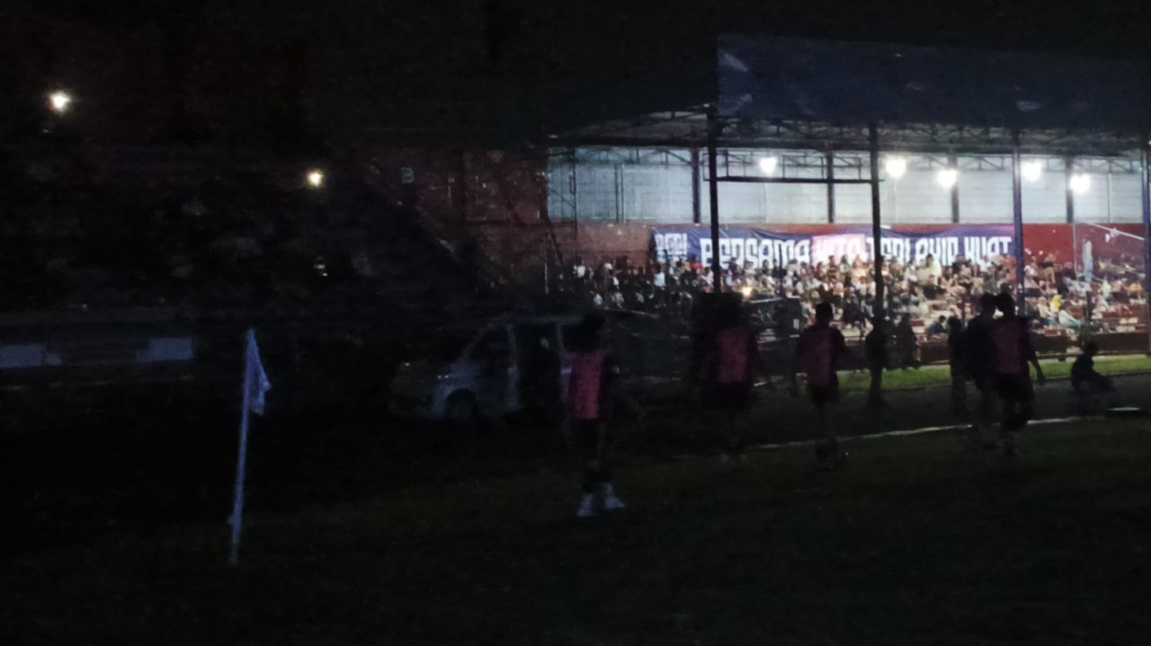Kondisi Stadion Brawijaya Kediri saat lampu padam. (Foto: Yanuar Dedy/jatimnow.com)
