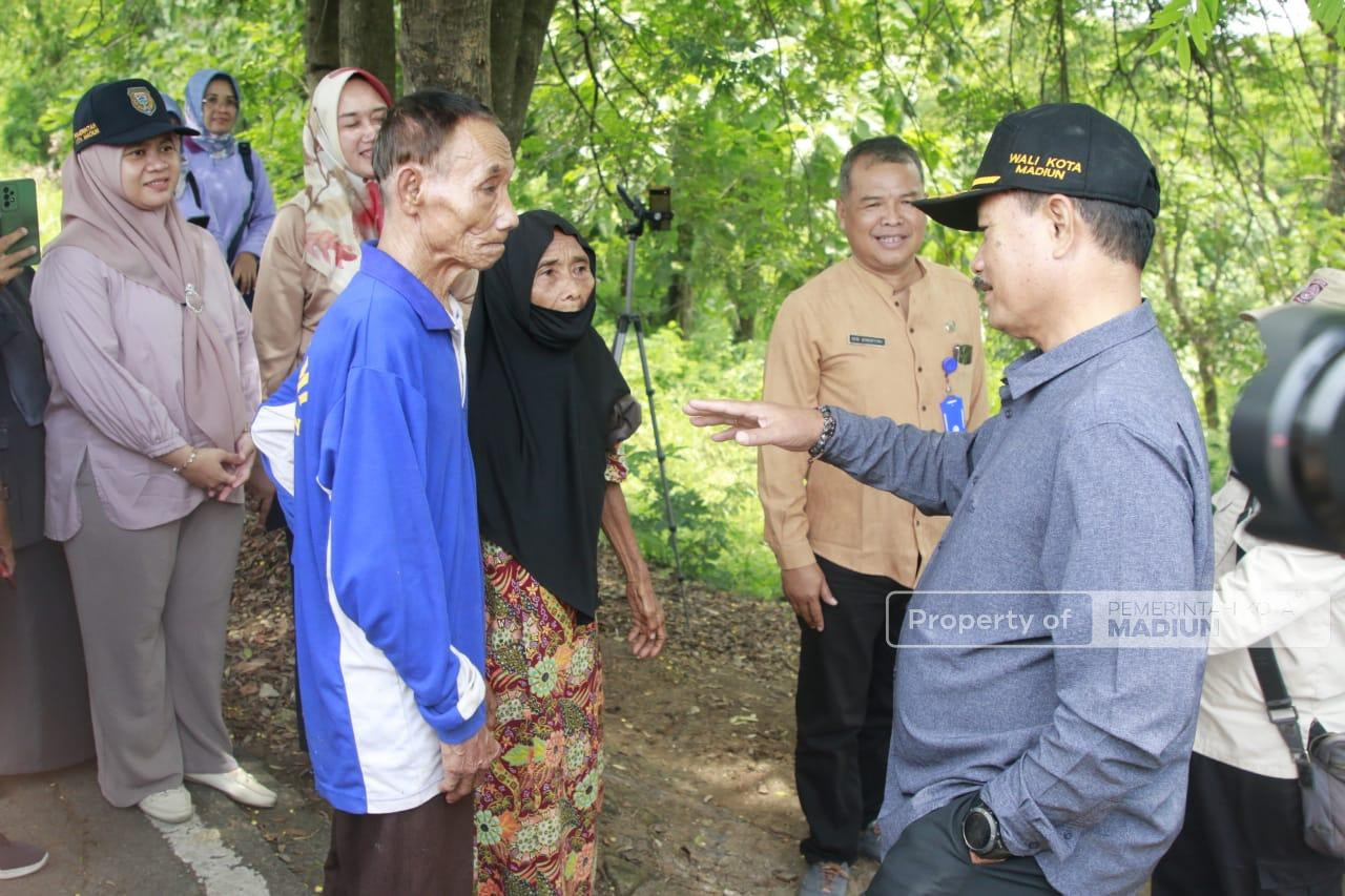 Lansia Penghuni Gubuk Reyot Bantaran Kali Madiun Berhasil Dipindah