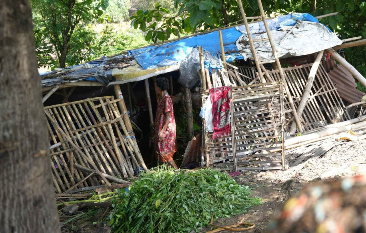 Kondisi gubuk reyot yang ditinggali Marmin dan Nyanirah. (Foto: Madiun Today)