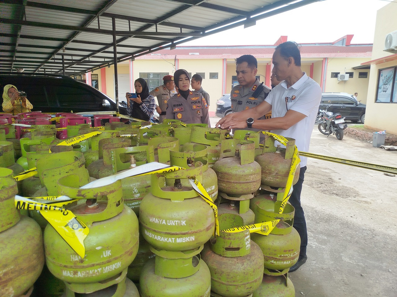 Ratusan tabung LPG yang disita polisi. (Foto: Fathor Rahman/jatimnow.com)
