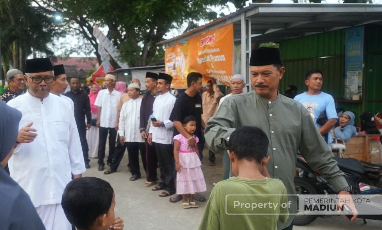Wali Kota Madiun Dr. Maidi bersama Wakil Wali Kota Madiun F. Bagus Panuntun berkantor di Lapangan Kanigoro. (Foto: Madiun Today)