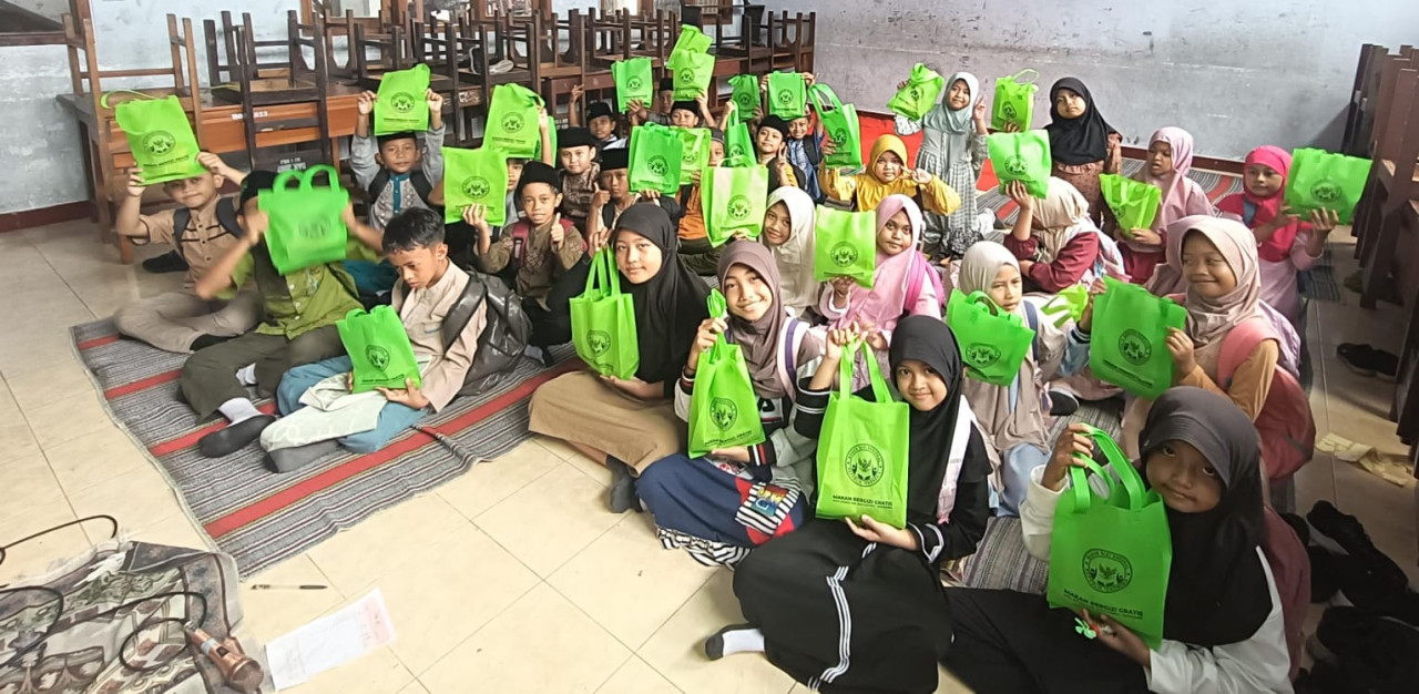 Para siswa membawa jatah program MBG untuk dimakan nanti saat berbuka puasa. (Foto: Kominfo Pemkab Banyuwangi for jatimnow.com)