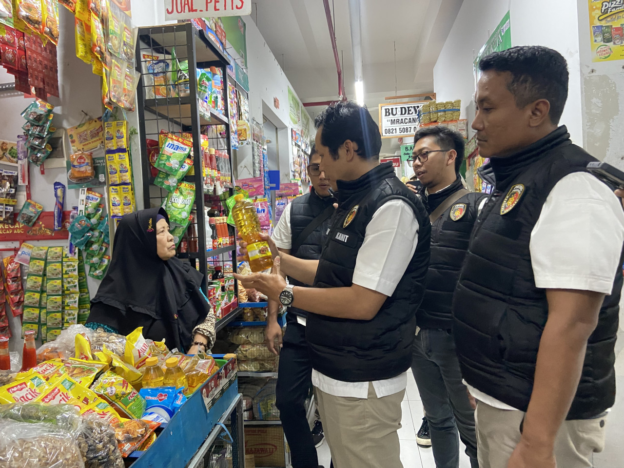 Polres Ponorogo cek volume minyakita. (Foto: Ahmad Fauzani/jatimnow.com)