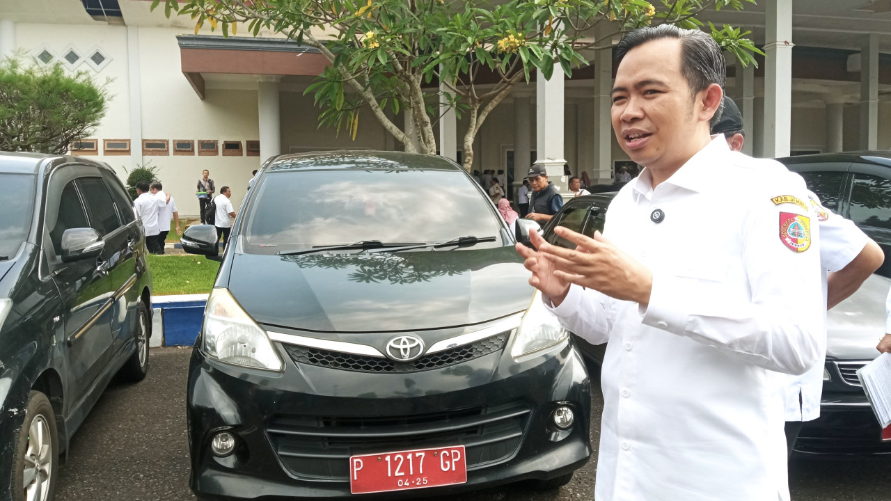 Kendaraan plat merah dikumpulkan di halaman Gedung Balai Serbaguna. (Foto: Sugianto/jatimnow.com)