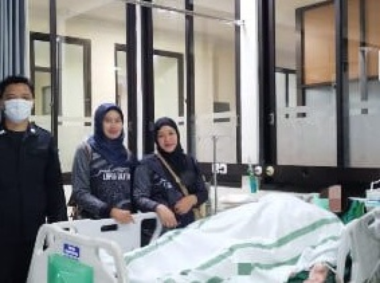 Petugas mendampingi ibu bayi yang masih menjalani perawatan. (Dok Lapas Blitar for jatimnow.com)