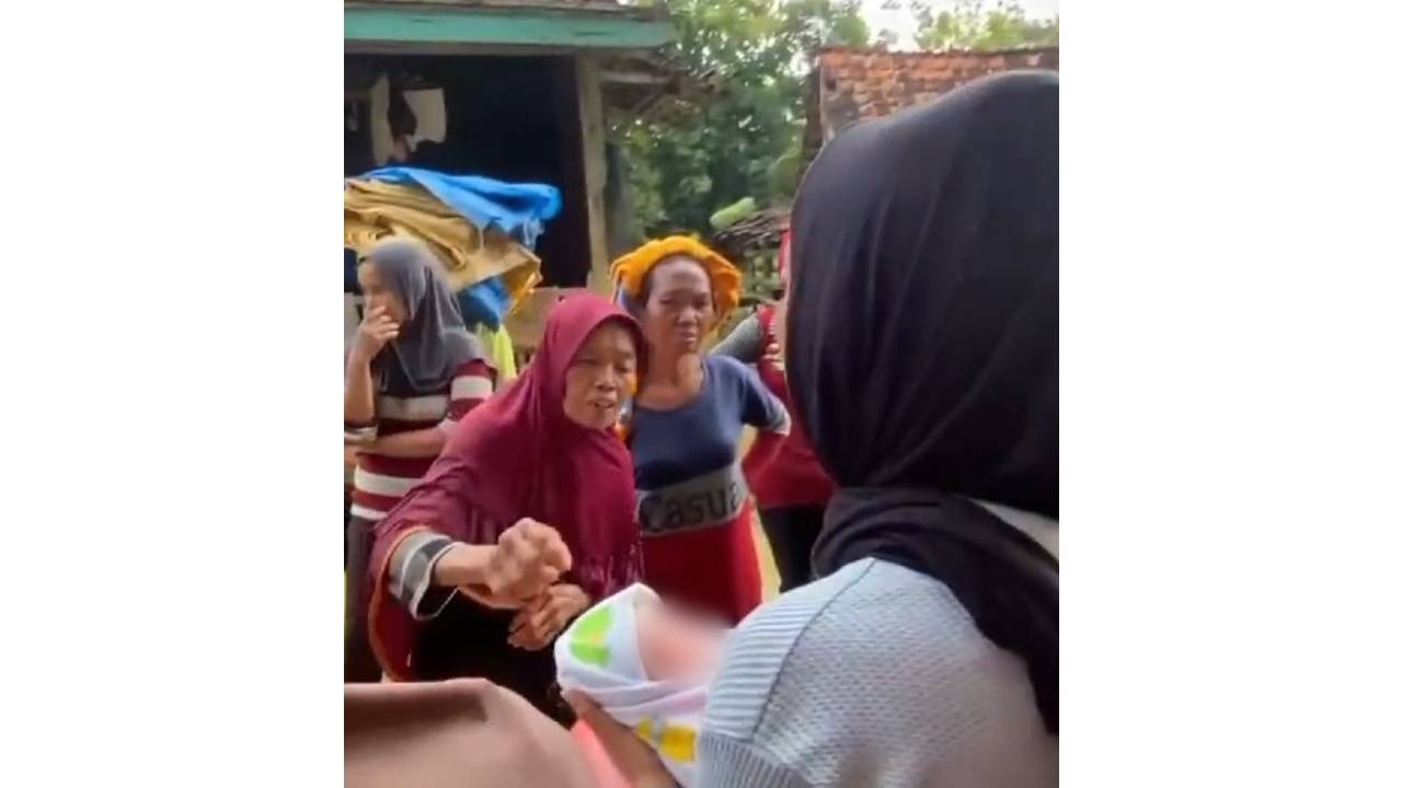 Bayi yang ditemukan di persawahan di Sampang. (Foto: Fathor Rahman/jatimnow.com)