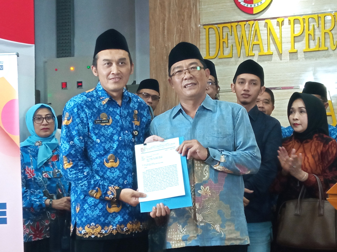 Ketua Satgas memberikan rekomendasi ke Ketua Pansus Non-ASN DPRD Jember. (Foto: Sugianto/jatimnow.com)
