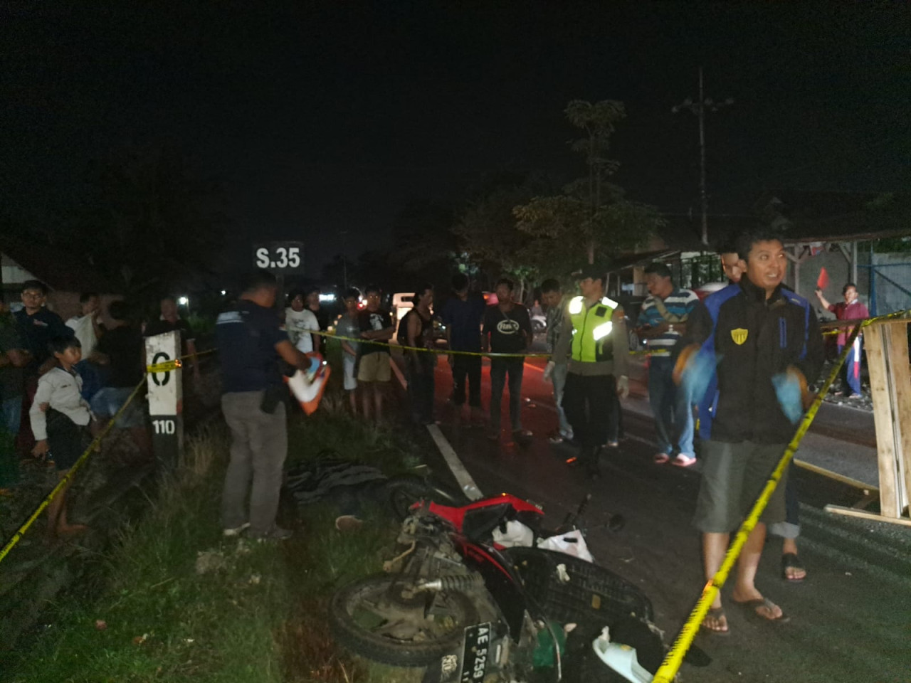 Polisi memasang garis polisi di lokasi kejadian. (foto: Bramanta Pamungkas/jatimnow.com)