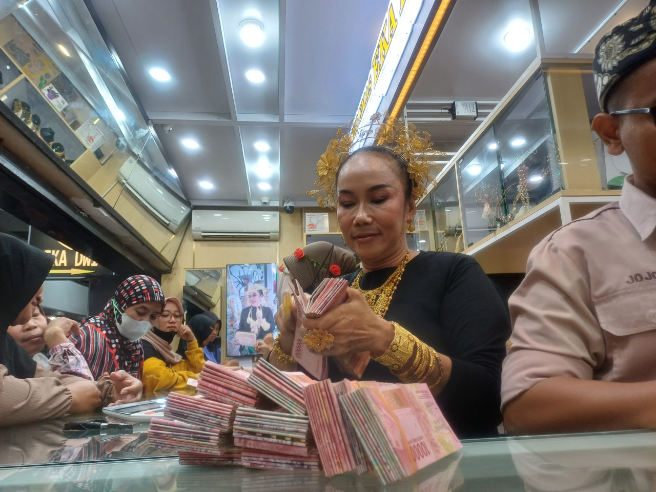 Pemilik toko perhasan di Pasar Baru Lamongan saat menunjukan peningkatan omzet penjualan. (Foto: Adyad Ammy Iffansah/jatimnow.com)