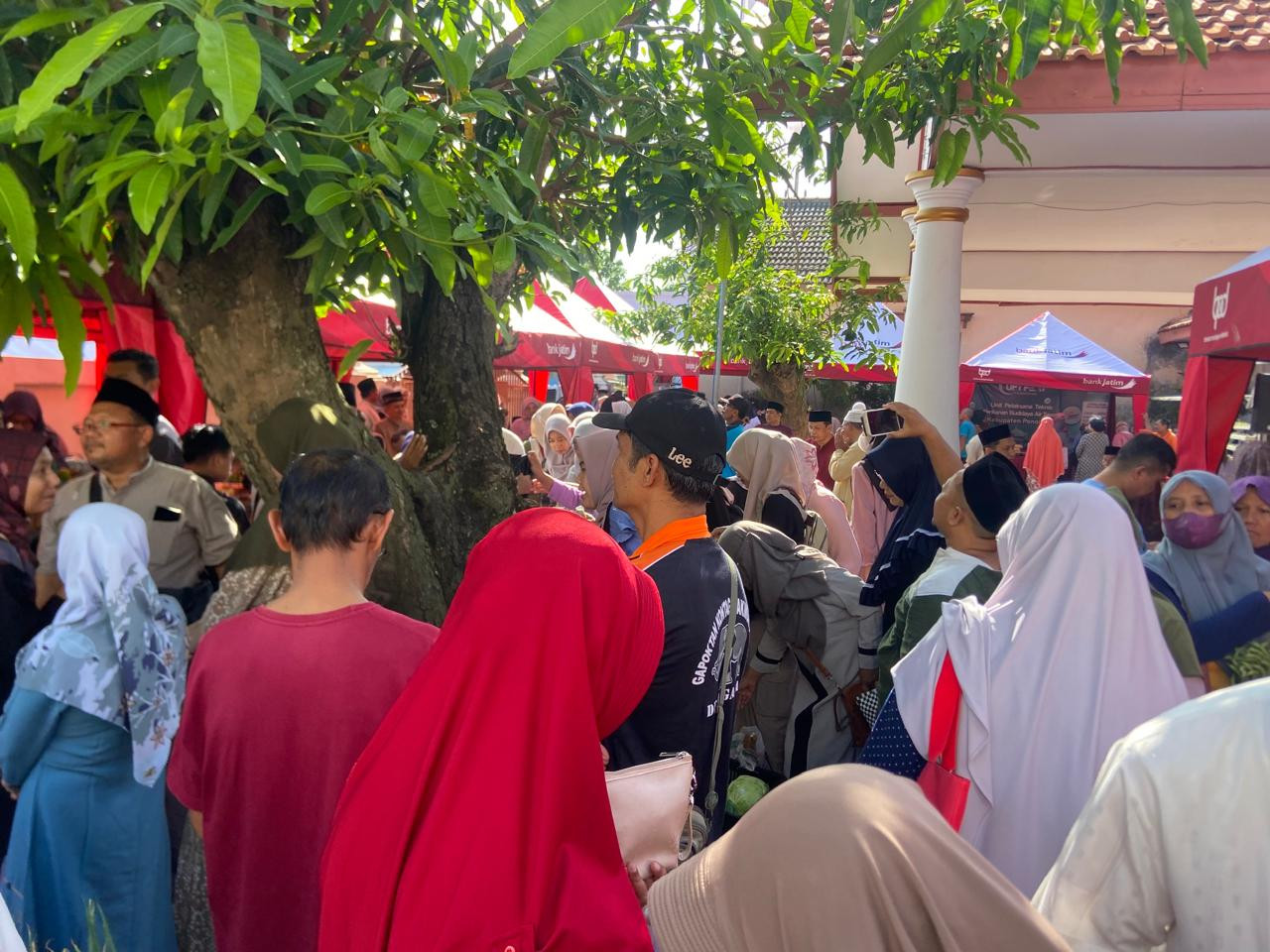 Suasana gerakan pangan murah di Ponorogo. (Foto: Ahmad Fauzani/jatimnow.com)