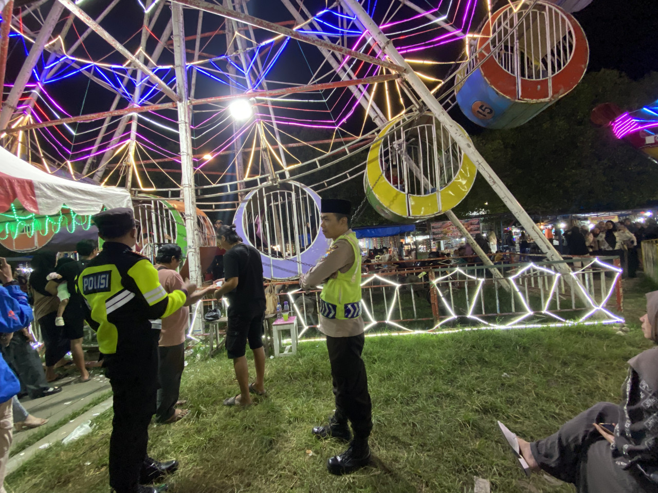 Polisi sidak wahana pasar malam. (Foto: Ahmad Fauzani/jatimnow.com)