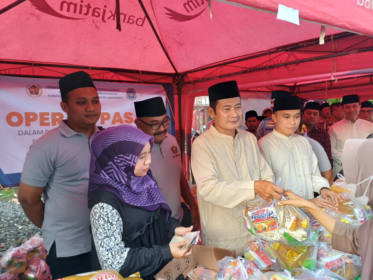 Bupati dan Wabup Lamongan saat ikut melayani warga mendapat sembako murah kolaborasi PWI dan Disperidag Lamongan. (Foto : Adyad Ammy Iffansah/jatimnow.com)