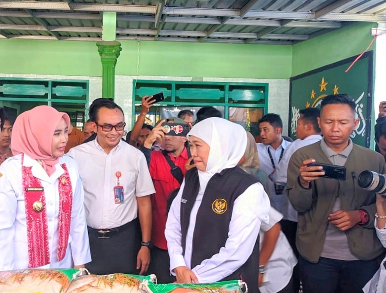 Gubernur Jawa Timur, Khofifah Indar Parawansa saat berada di pasar murah Desa Sedati Gede, Sidoarjo. (Foto: Ahaddiini HM/jatimnow.com)