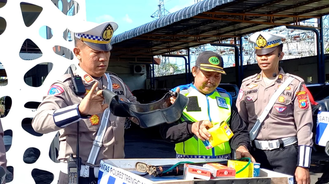 Polisi menyiapkan ban dalam untuk program tambal ban gratis. (Foto: Bramanta Pamungkas/jatimnow.com)