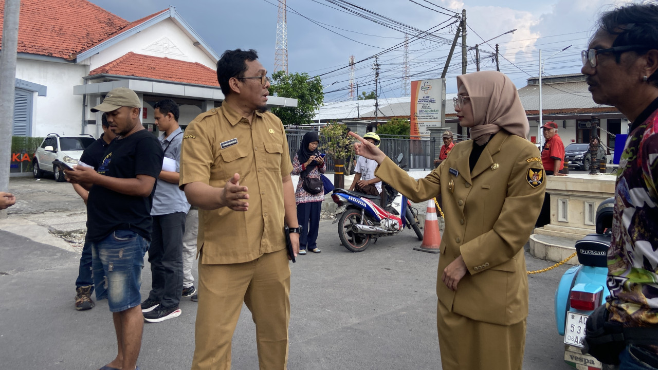 Mbak Vinanda saat meninjau kawasan Stasiun Kediri. (Foto: Yanuar Dedy/jatimnow.com)