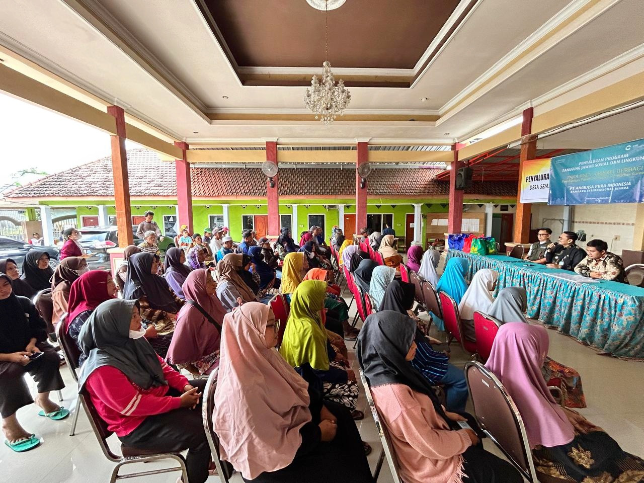 Bandara Internasional Juanda Salurkan 600 Paket Sembako di 4 Desa Sekitar