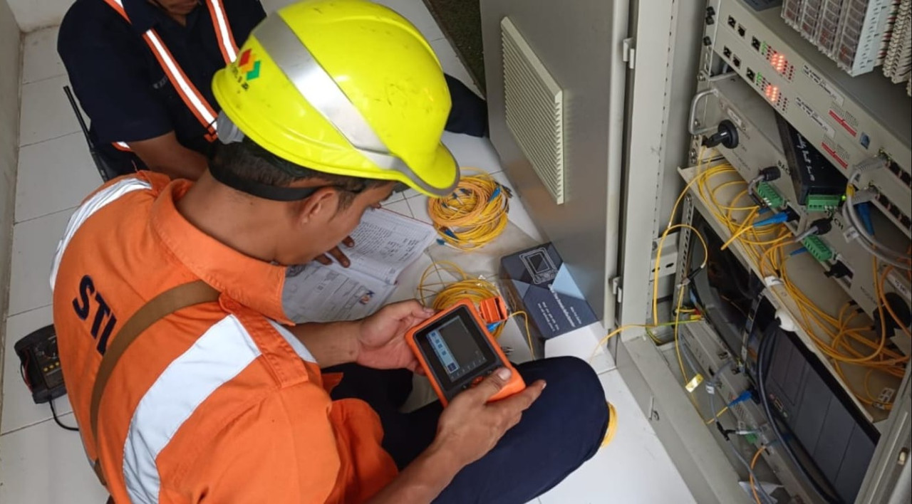 Petugas KAI melakukan pemeriksaan sinyal dan telekomunikasi (Humas Daop 9 Jember)