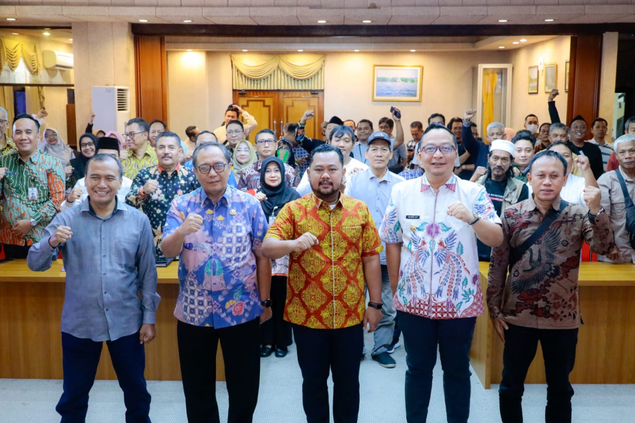 Bupati Gresik Fandi Akhmad Yani dan Wakil Bupati Asluchul Alif saat meluncurkan Program Quick Win 100 Hari Kerja. (Foto: Diskominfo Gresik for jatimnow.com)