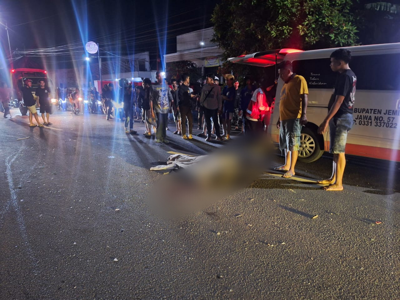 Kondisi dua cewek terkapar di tengah jalan (Foto: Sugianto/jatimnow.com)
