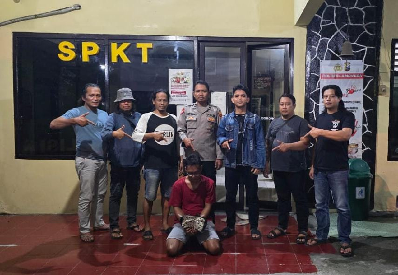 Pelaku pembobol rumah saat diamankan anggota Polsek Sekaran. (Foto : Humas Polres Lamongan for jatimnow.com)