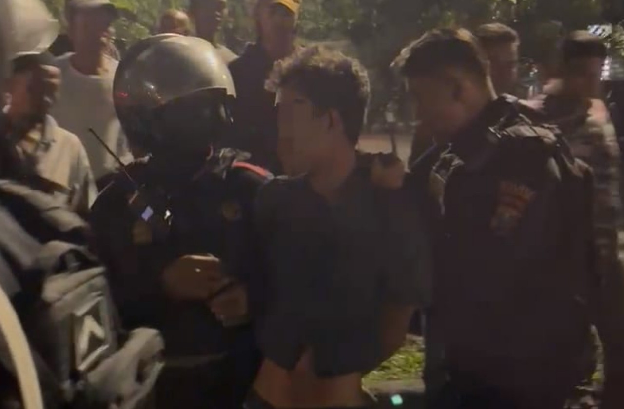 Salah satu tersangka pelaku curanmor saat diamankan tim Raimas Kalamunyeng Sat Samapta Polres Gresik. (Foto: Humas Polres Gresik/jatimnow.com)